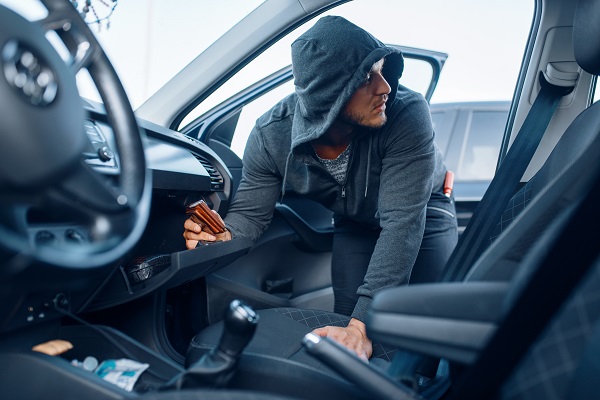 يجب إضافة بند سرقة الممتلكات الشخصية من السيارة  إلى الوثيقة حتى يتم تغطيها في حال حدوث سرقة