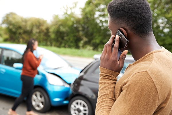 عند وقوع حادث سيارة عليك الاتصال بشركة تأمين السيارة والشرطة فورًا