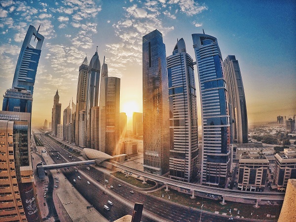 بعض المدن مثل دبي وأبو ظبي مستوى المعيشة فيها مرتفع وبالتالي يرغب الناس ادخار ما أمكن