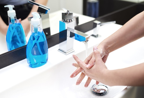  غسل اليدين جيداً بالماء والصابون للوقاية من فيروس كورونا