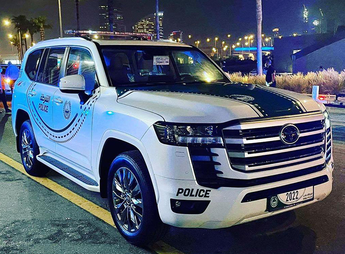 انضمام لاندكروزر 2022 إلى أسطول سيارة شرطة دبي